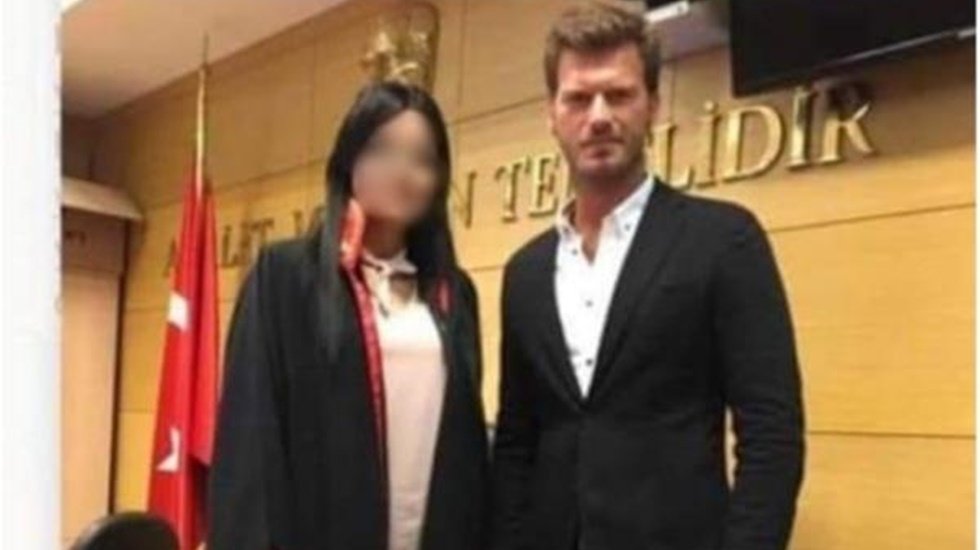 Hakime hanım yargıladığı &uuml;nl&uuml; oyuncu ile fotoğraf &ccedil;ektirdi!
