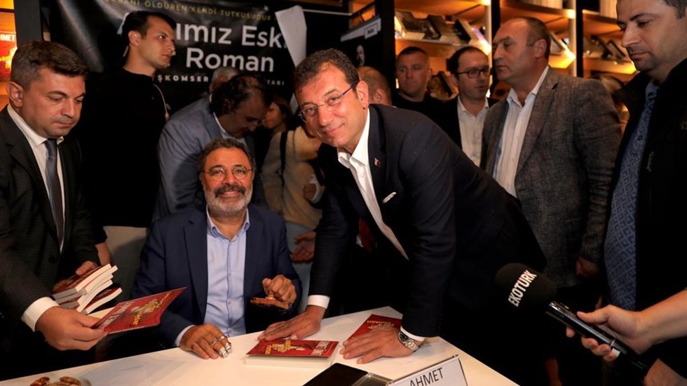 İmamoğlu, &ouml;nce kitap imzalattı sonra Atat&uuml;rk sergisi gezdi