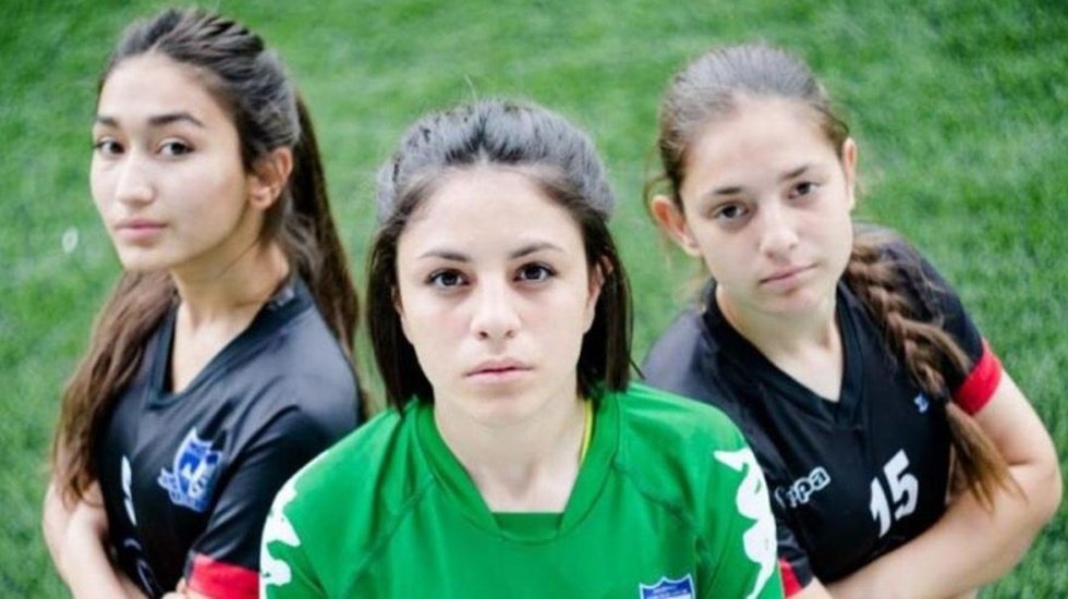 Kadınlar sahaya İranlı kadın futbolcu Seher Hudayari için çıkıyor