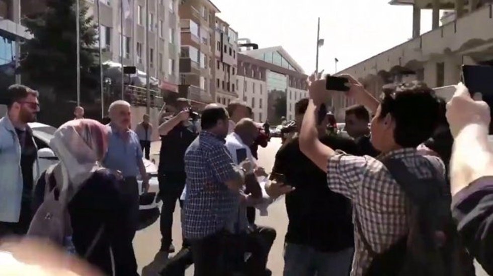 KHK&rsquo;lılar ve Harbiyeli anneler AKP binasına gidemeden g&ouml;zaltına alındı