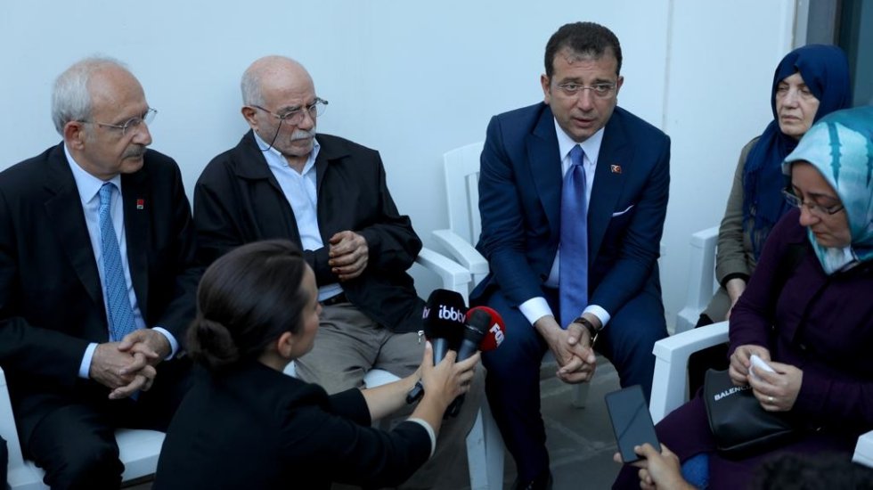 Kılı&ccedil;daroğlu ve İmamoğlu, Tuzla yangınında yaralanan itfaiye erini ziyaret etti
