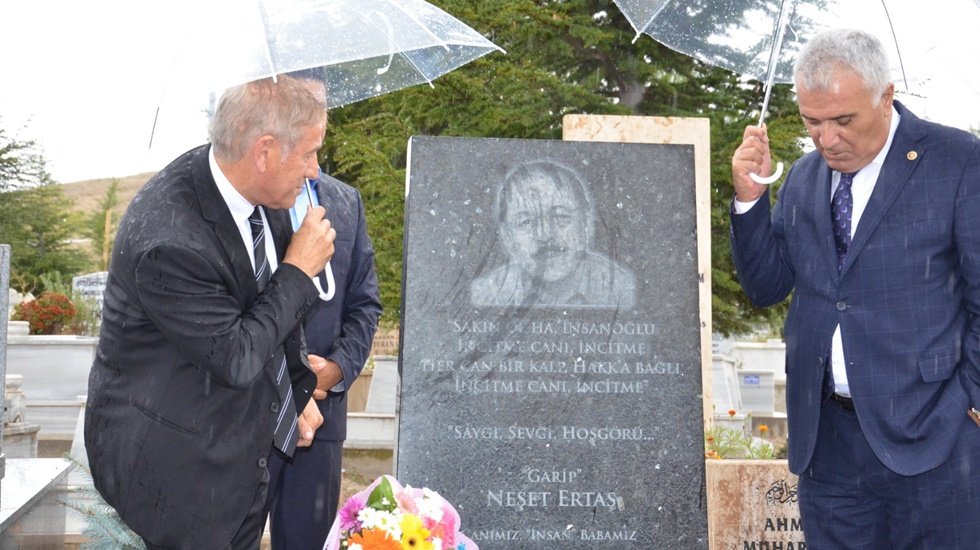 Kırşehirli siyasetçiden Kırşehirli Neşet Ertaş’ın kabrine ziyaret