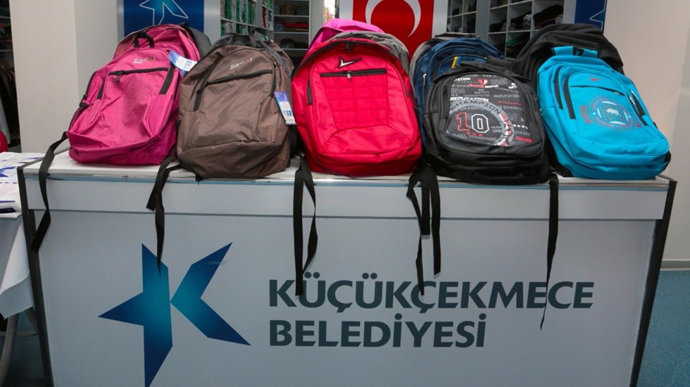 Küçükçekmece’de öğrencilere kırtasiye desteği