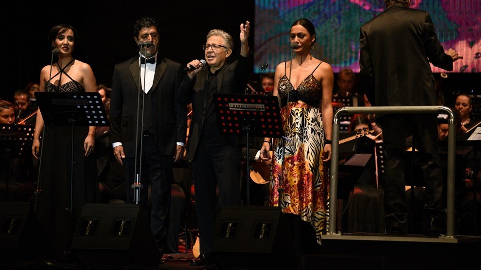 Livaneli bu kez İzmir&rsquo;de dinleyicileriyle buluştu