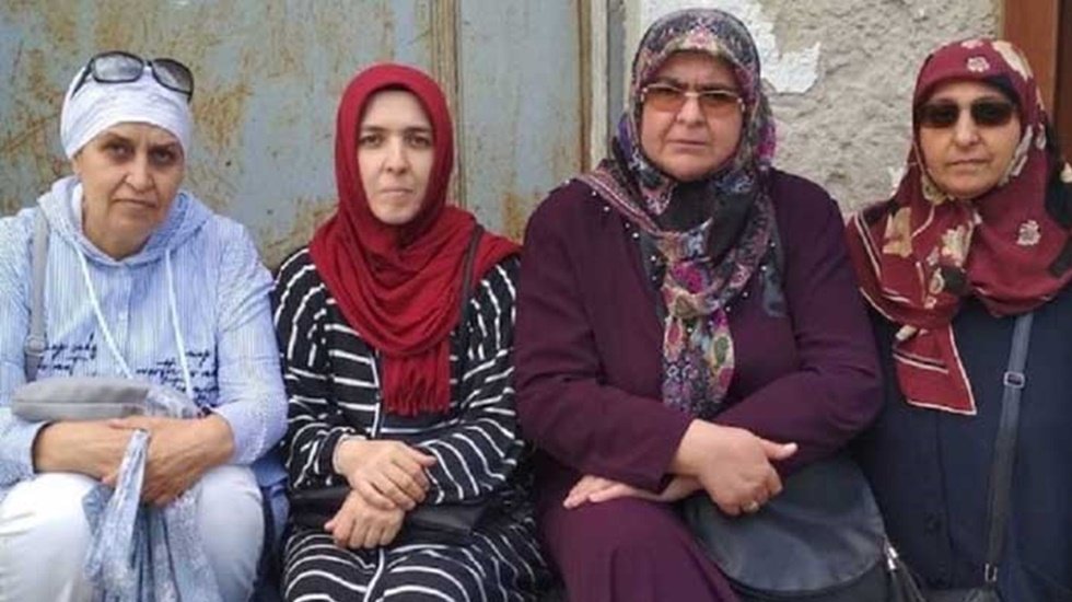 Oğlu PKK'ya katılanlar HDP &ouml;n&uuml;nde, oğlu FET&Ouml;'den tutuklananlar AKP &ouml;n&uuml;nde buluştu