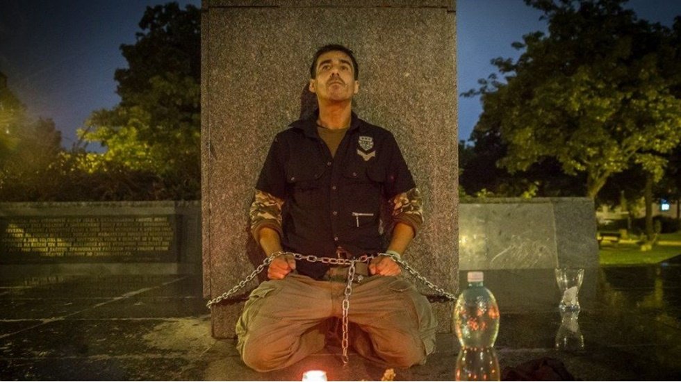 Prag'da Sovyet generalinin anıtının kaldırılma kararına tepki g&ouml;steren gen&ccedil; adam kendini zincirledi