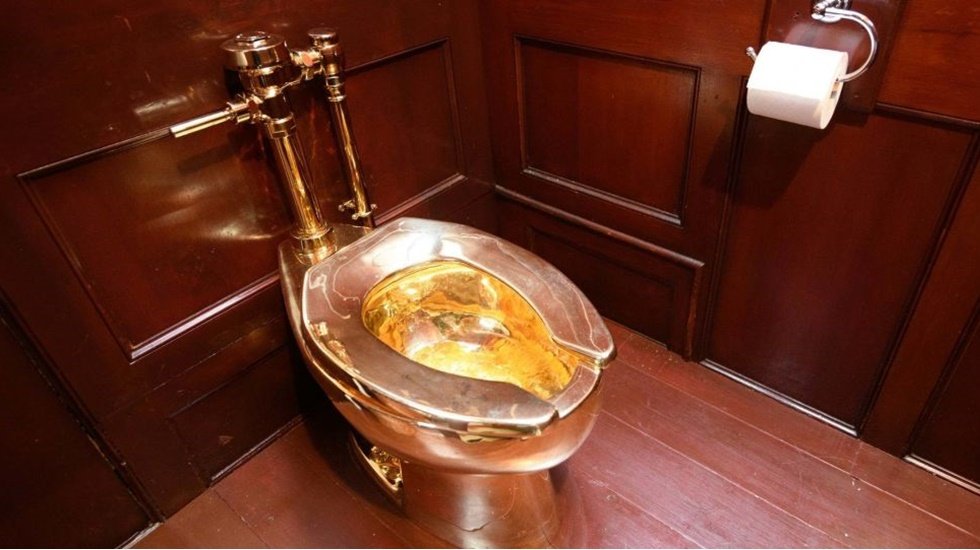 Sarayın 5 milyon dolarlık altın klozetini &ccedil;aldılar