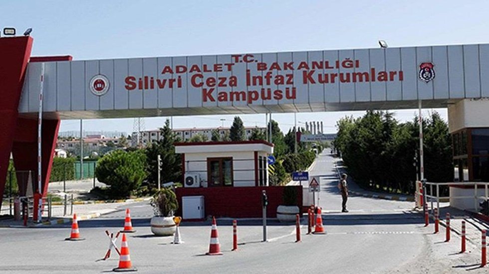 AKP geldiğinde cezaevlerinde 59 bin 429 hükümlü ve tutuklu varken, bugün 420 binlere yükseldi...