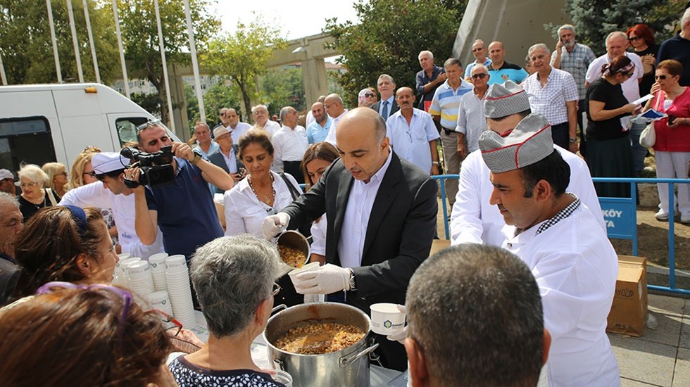Siyaset&ccedil;ilerin aşure şovu başladı!