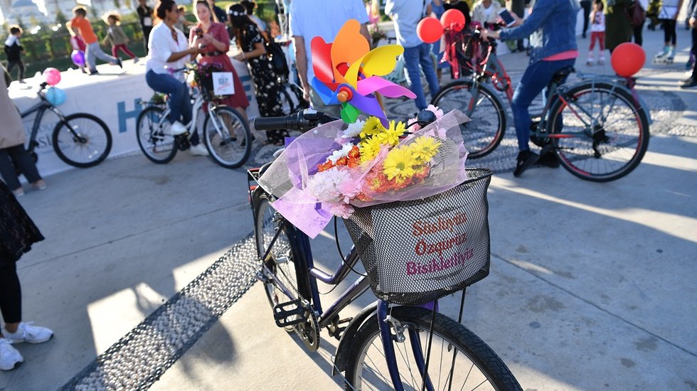 &lsquo;S&uuml;sl&uuml; Kadınlar&rsquo; kadınların g&ouml;r&uuml;n&uuml;rl&uuml;ğ&uuml; i&ccedil;in pedal &ccedil;evirdi