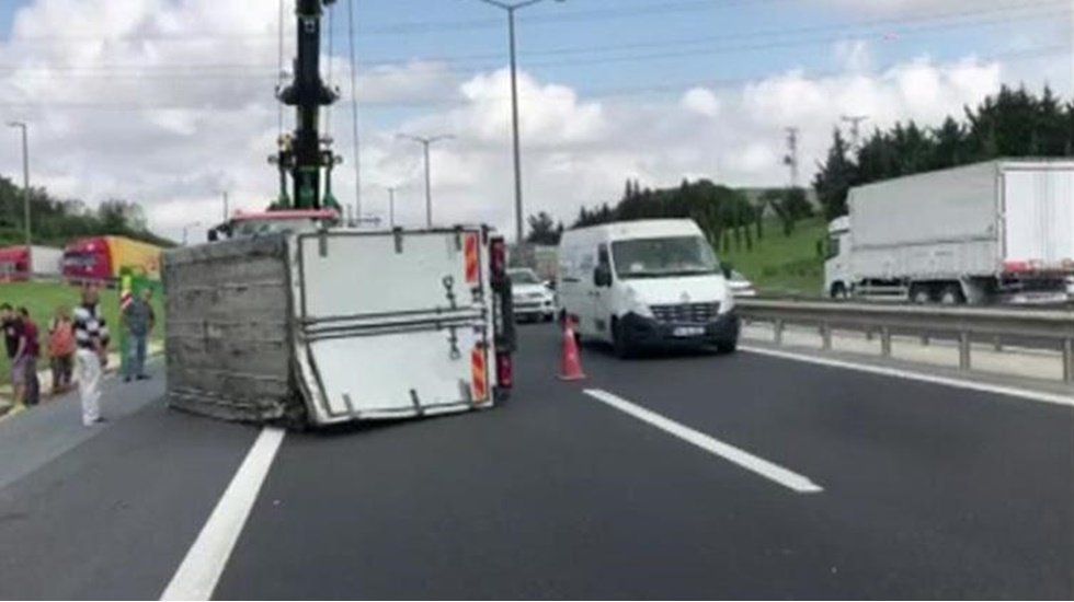 TEM Otoyolunda kamyonet yan yattı yol kapandı