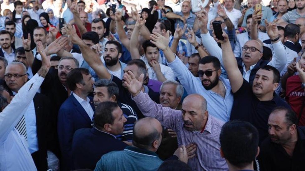 &Uuml;lk&uuml;c&uuml; işareti yapan bir grup tarafından Karamollaoğlu&rsquo;na provokasyon girişimi