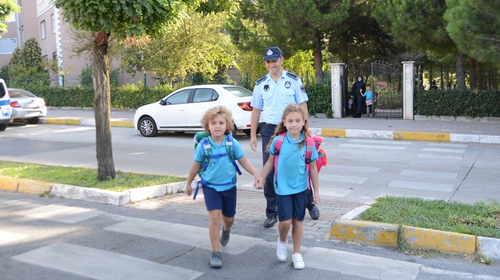 Zabıta ekipleri okul önlerinde görev başında