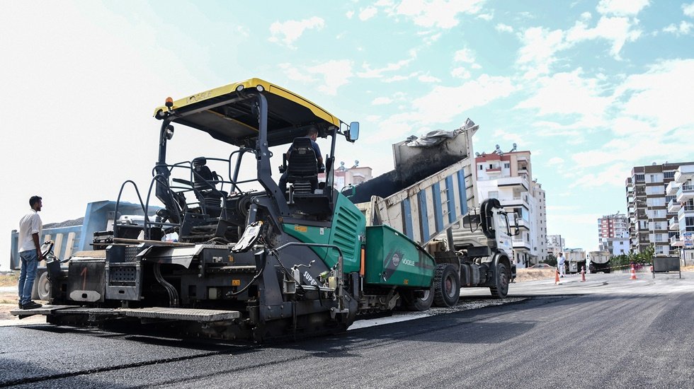 650 metre uzunluğundaki yola 1357 ton sıcak asfalt d&ouml;k&uuml;ld&uuml;