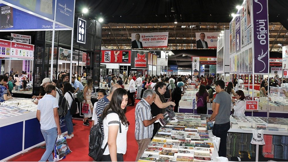 Antalyalılar 10. Kitap Fuarı&rsquo;nda sevdikleri yazarlarla buluştu