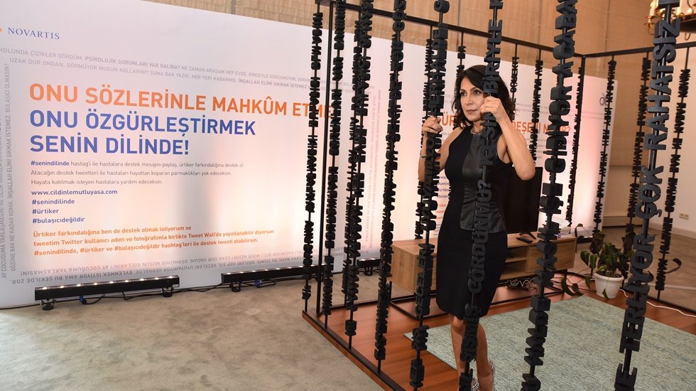 Asuman Dabak’tan dikkat çeken “hapishane” performansı