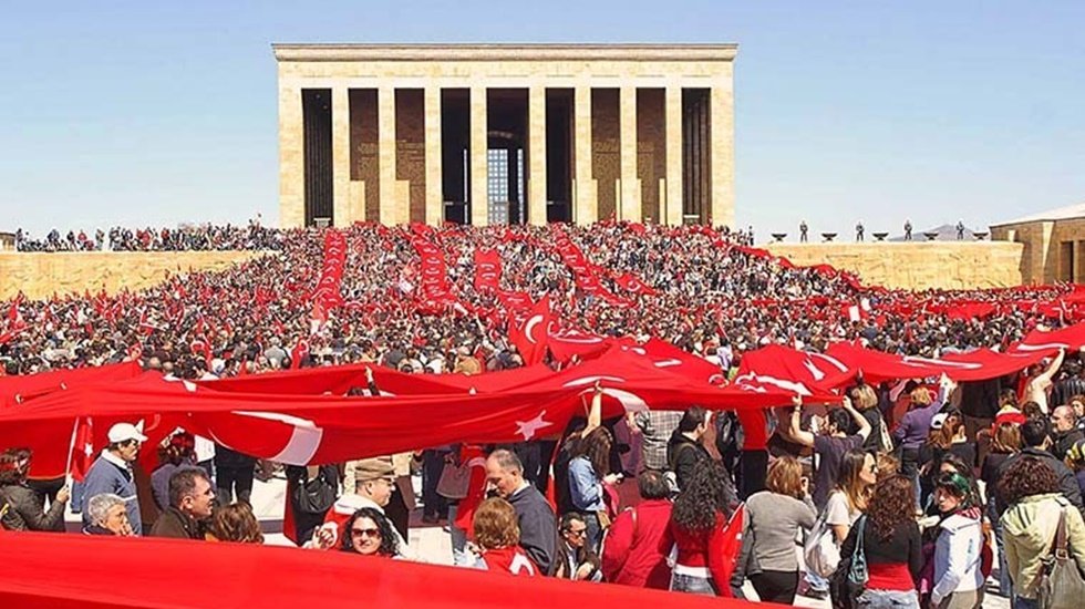 Cumhuriyet&rsquo;in 96. yıld&ouml;n&uuml;m&uuml;n&uuml; t&uuml;m yurtta coşkuyla kutlanıyor