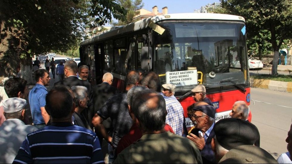 Diyarbakır'da belediye, hastaneye &uuml;cretsiz ulaşım sağlayan otob&uuml;sleri geri istedi