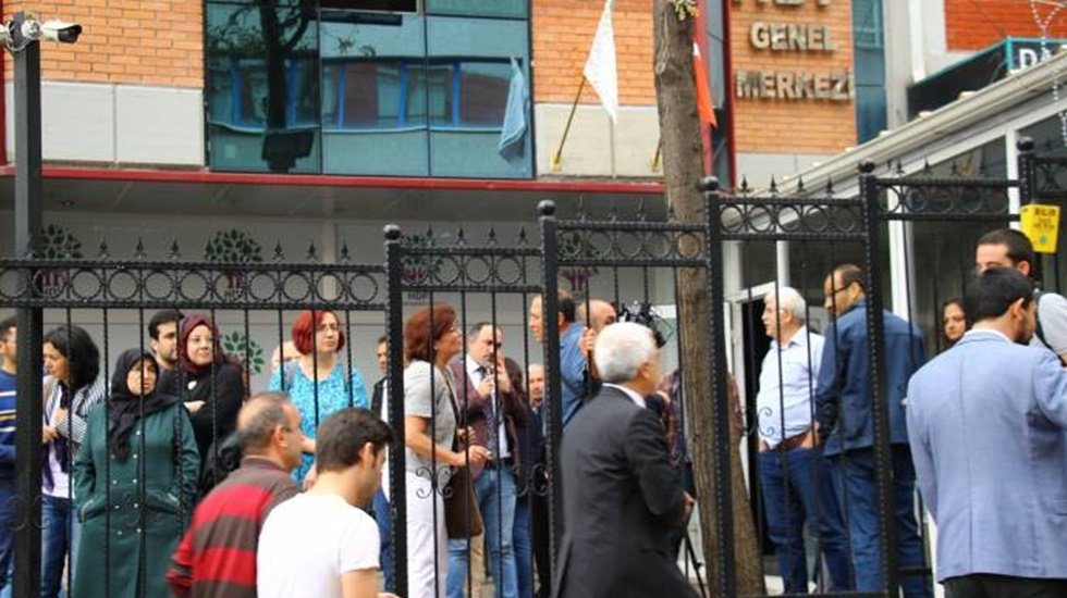 HDP Genel Merkezine KHK&rsquo;lilerin girişlerine izin verilmiyor