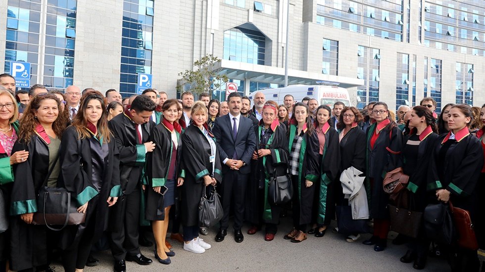 Hukuk&ccedil;ular: &ldquo;Alanlar ihale yapılmadan doğrudan İBB&rsquo;ye verilebilir&rdquo;