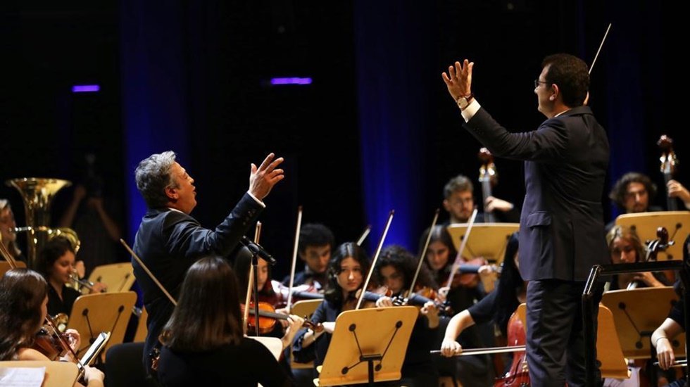 İmamoğlu Cumhuriyet Marşı&rsquo;nın Orkestra Şefliğini yaptı