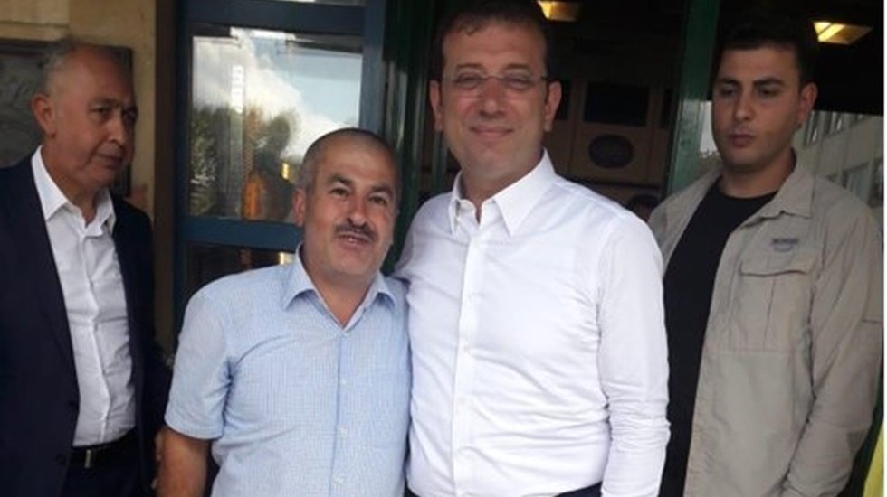 İmamoğlu ile fotoğraf &ccedil;ektirdi, SMS ile işten &ccedil;ıkartıldı