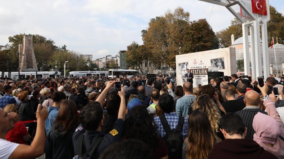 İmamoğlu izdihamdan a&ccedil;ılışını yaptığı sergiyi gezemedi