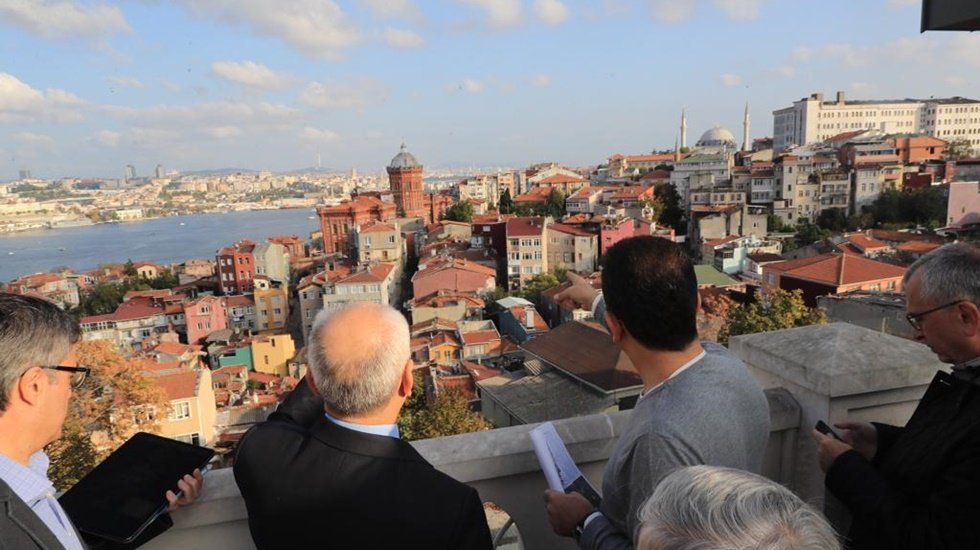 İmamoğlu, Recep Tayyip Erdoğan İmam Hatip Lisesi &ccedil;atısından Balat&rsquo;ı seyretti