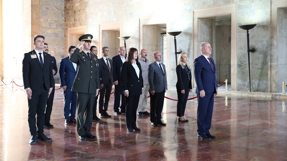 İYİ Parti 2. Kuruluş yıld&ouml;n&uuml;m&uuml; dolayısıyla Anıtkabir'i ziyaret etti