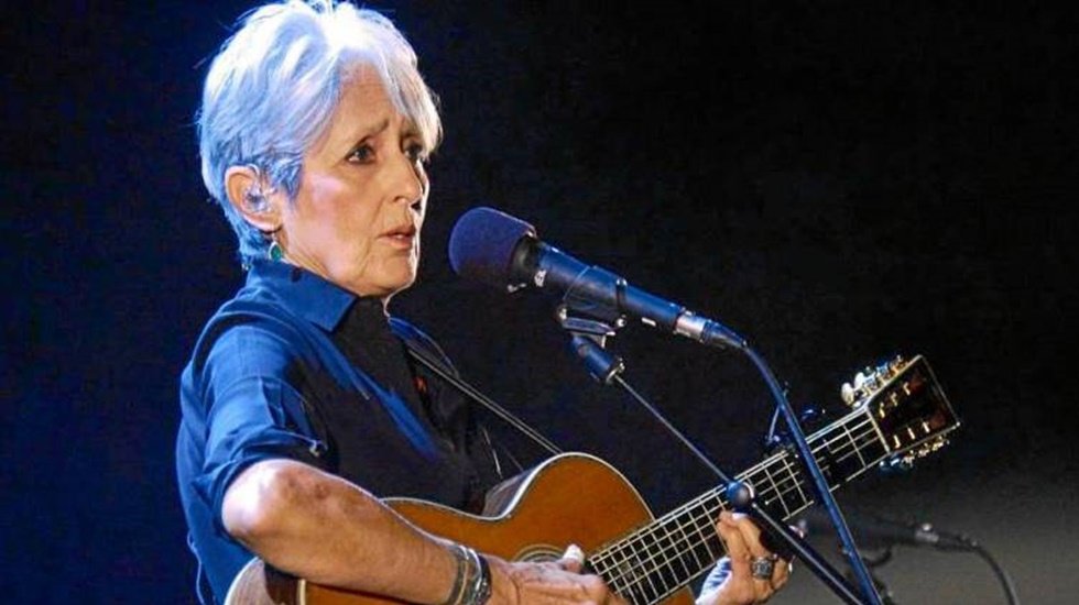 Joan Baez &ccedil;eyrek asır sonra Trump i&ccedil;in yazdı: Başdan aşağı pis biri