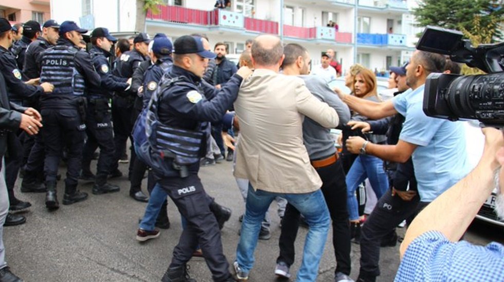 Polis, KHK'yle ihra&ccedil; edilenlerin HDP Genel Merkezi&rsquo;ne ziyaretini engelledi