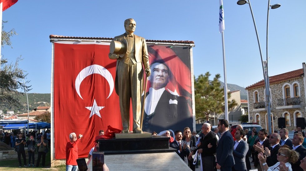 Yeni Fo&ccedil;a Atat&uuml;rk heykeline kavuştu