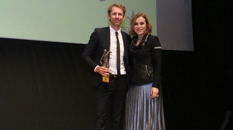 Altın Terazi Uzun Metraj Film Yarışması en iyi film &ouml;d&uuml;l&uuml;: "Batmadan/Buoyancy"