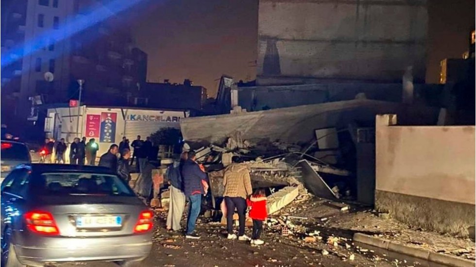 Arnavutluk'ta 6.4 şiddetinde deprem: 13 &ouml;l&uuml;, y&uuml;zlerce yaralı...
