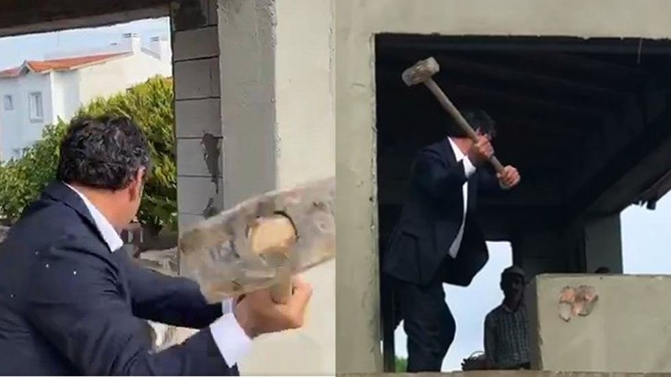 Aykut Erdoğdu evinin ka&ccedil;ak kısmını kendi elleriyle balyozla yıktı