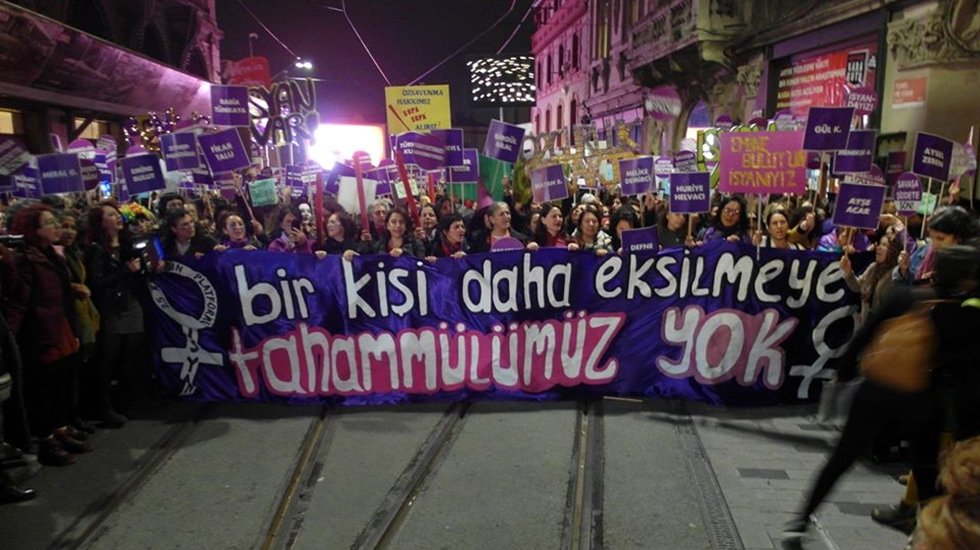 Bu ne yaman &ccedil;elişki: &ldquo;Şiddeti protesto eden kadınlara şiddet uygulandı&rdquo;