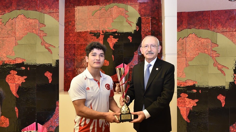 CHP Lideri Kılı&ccedil;daroğlu, &Ouml;zbek'e saat hediye etti
