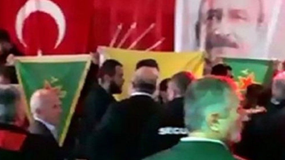 CHP&rsquo;nin Cumhuriyet etkinliğini PKK&rsquo;lılar bastı!