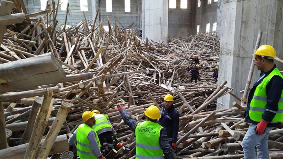&Ccedil;&ouml;ken Cami enkazı altında kalan m&uuml;hendis yaşamını yitirdi
