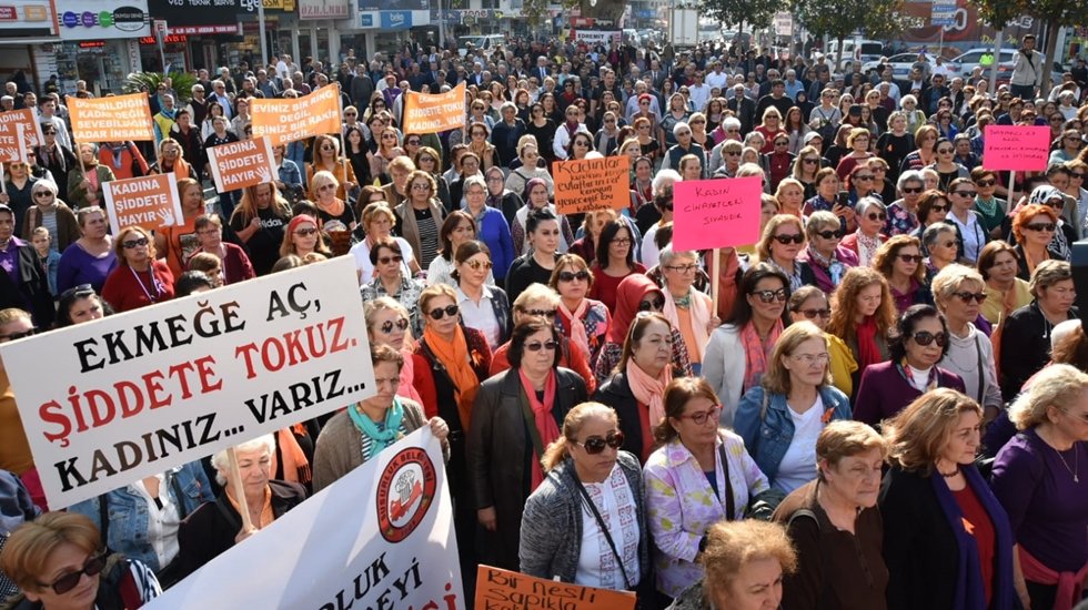 Edremitli kadınlar &ldquo;Kadına Şiddete Yeter Artık&rdquo; dedi