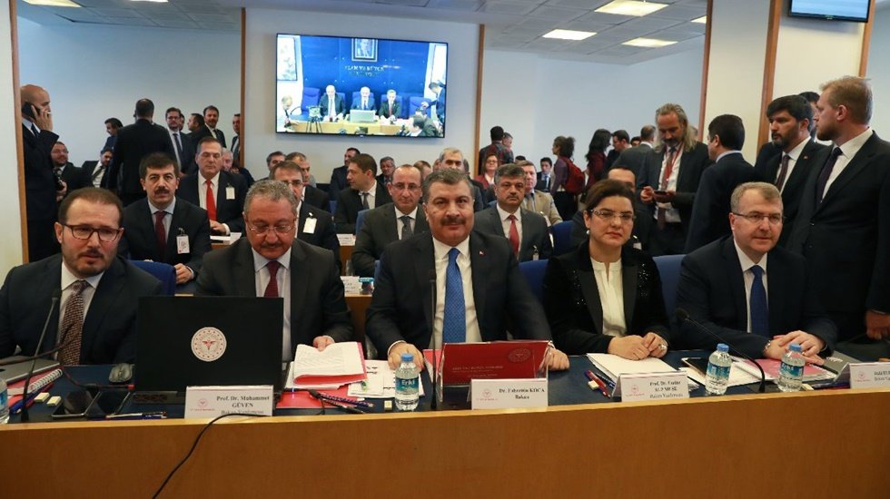 G&ouml;r&uuml;lmemiş olay: Bakan konuştu, Bakanlık memurları alkışladı