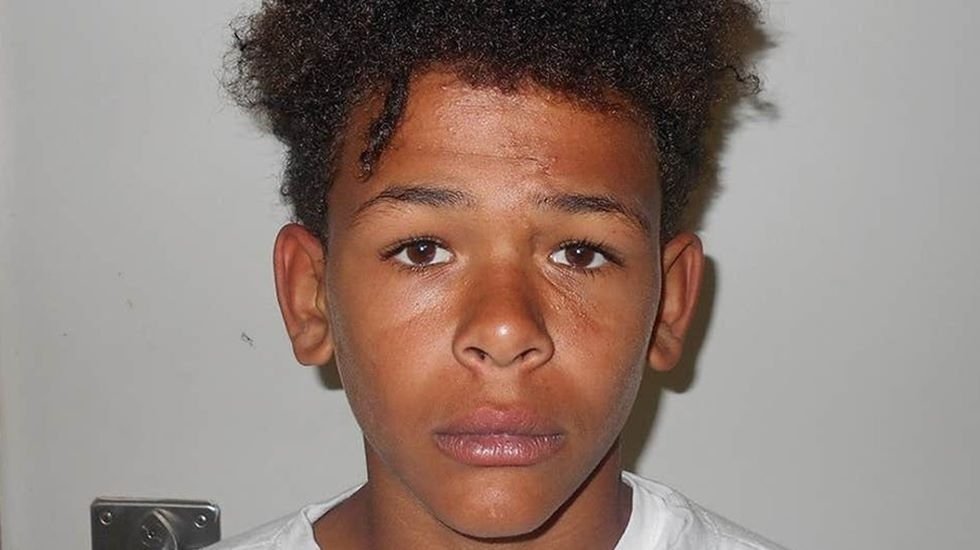 İki kişiyi &ouml;ld&uuml;rmekten sanık 13 yaşındaki &ccedil;ocuk, bacakları bağlıyken polisin elinden ka&ccedil;tı