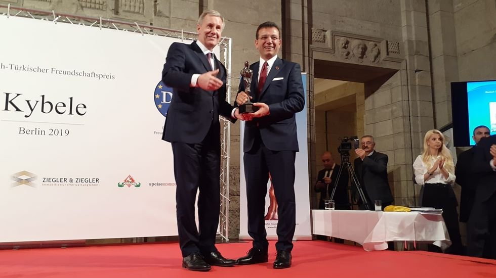 İmamoğlu&rsquo;na Berlin&rsquo;de Onur &ouml;d&uuml;l&uuml;