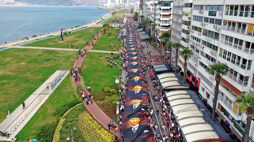 İzmirliler Atat&uuml;rk'e Saygı Y&uuml;r&uuml;y&uuml;ş&uuml;nde buluştu