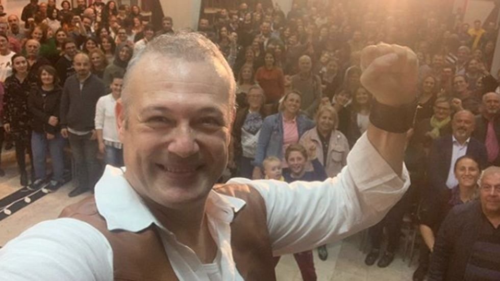 Kamu binalarında engellenen &Uuml;z&uuml;mc&uuml;&rsquo;n&uuml;n oyunu d&uuml;ğ&uuml;n salonunda sergilendi