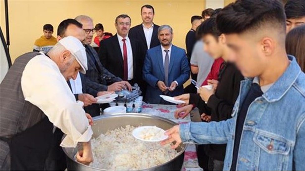 &Ouml;ğrencileri, &lsquo;pilav yiyeceğiz&rsquo; diyerek dincilerin etkinliğine g&ouml;t&uuml;rd&uuml;ler