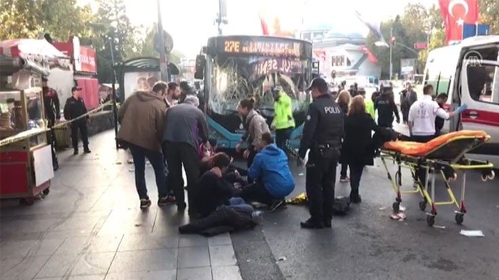 Otob&uuml;s durağına dalan s&uuml;r&uuml;c&uuml;den bı&ccedil;aklı dehşet: 2'si ağır 13 yaralı