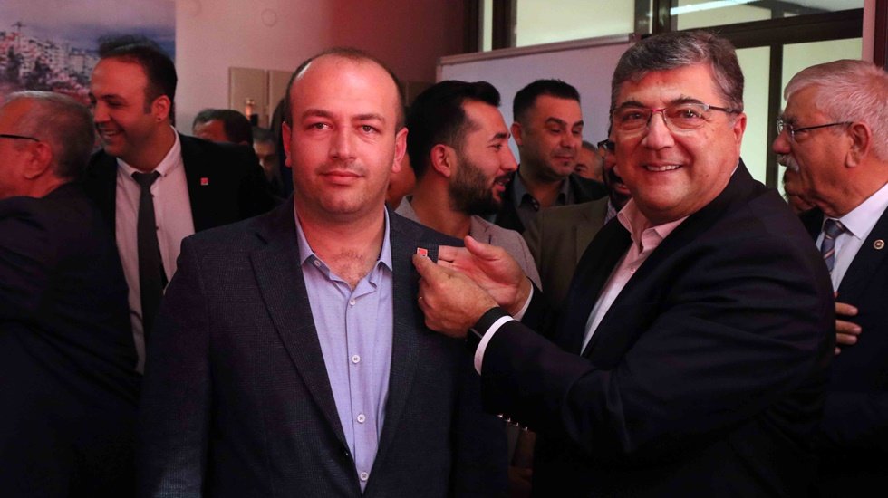 Yeni &uuml;yelere rozet takan Sındır: &ldquo;Ailemiz b&uuml;y&uuml;yor, partimiz iktidara y&uuml;r&uuml;yor&rdquo;