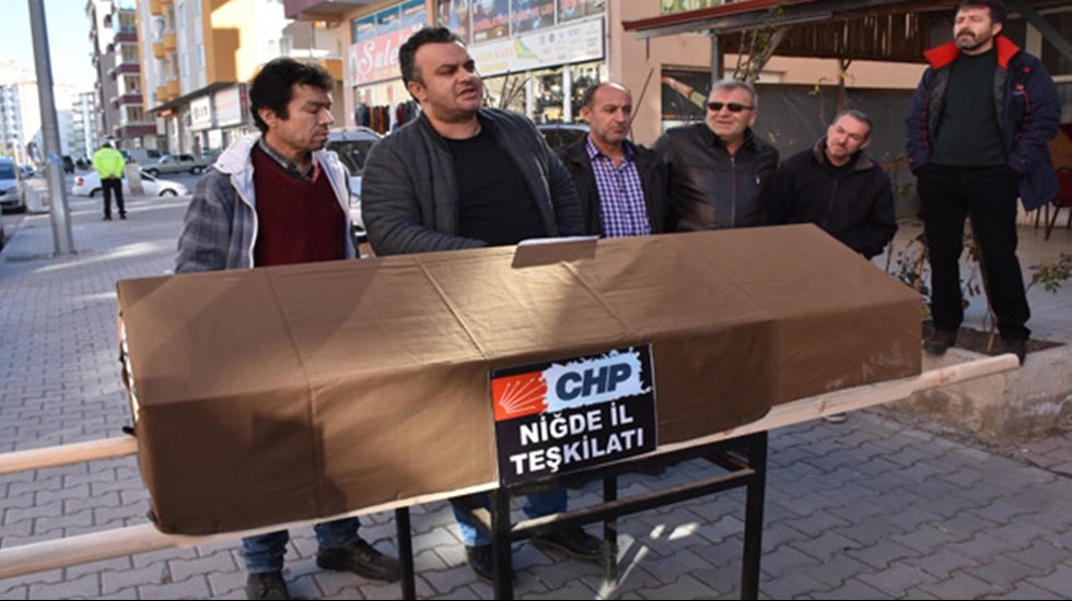20 yıllık &uuml;ye, &lsquo;CHP &Ouml;lm&uuml;şt&uuml;r&rsquo; dedi tabutla eylem yaptı&nbsp; &nbsp; &nbsp; &nbsp;
