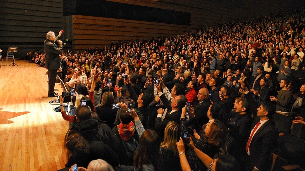 Ankara Z&uuml;lf&uuml; Livaneli&rsquo;ye koştu, Livaneli Ankaralılarla coştu